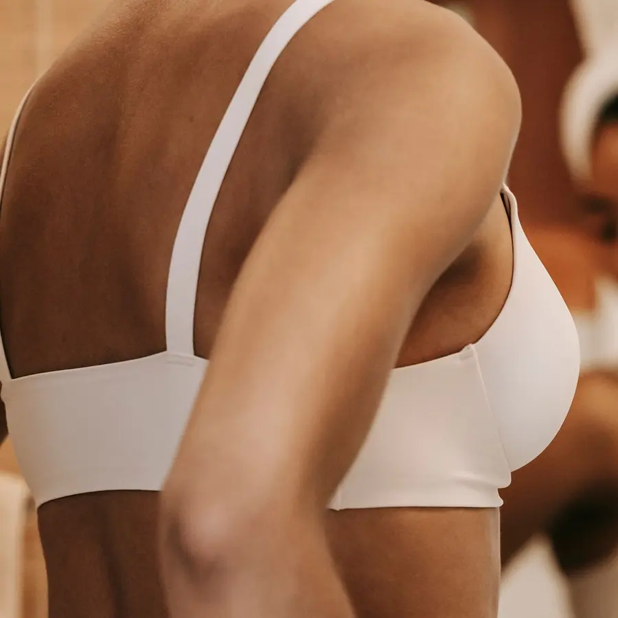 Costas de mulher com sutiã branco