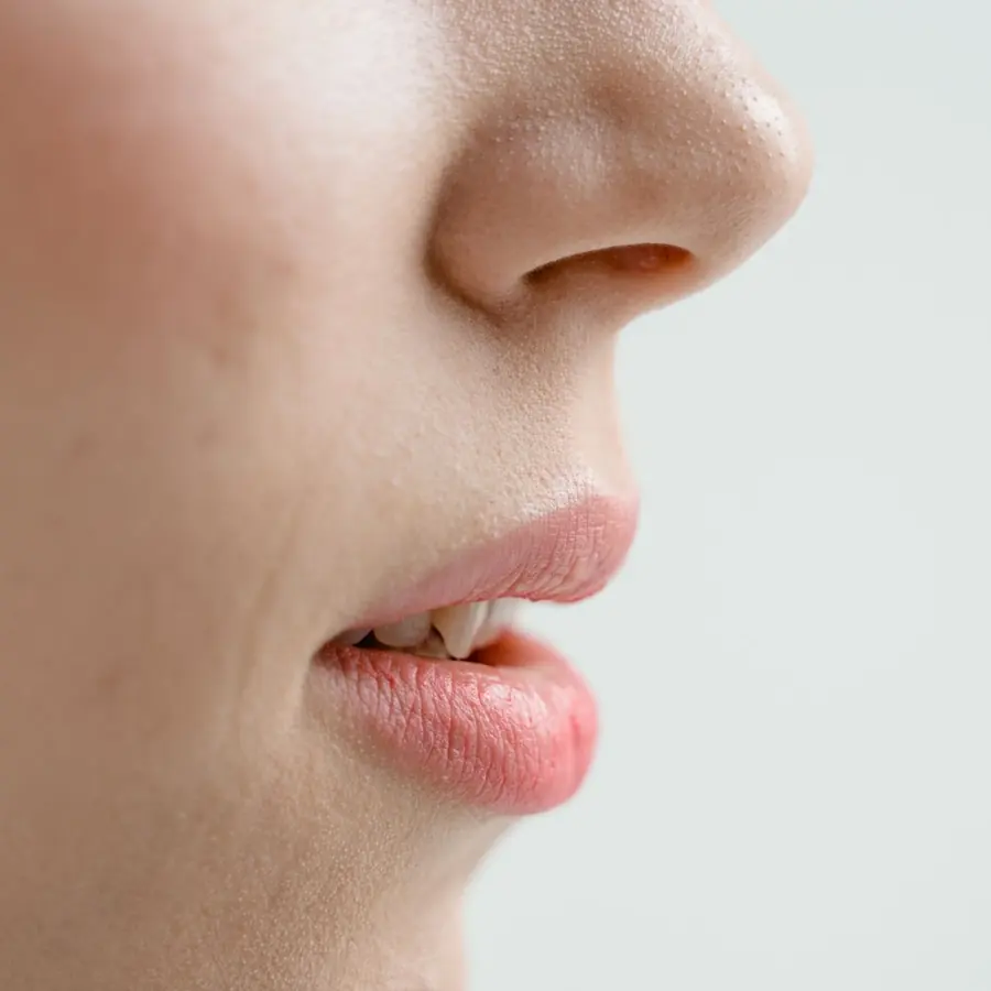 Perfil de nariz feminino em fundo claro